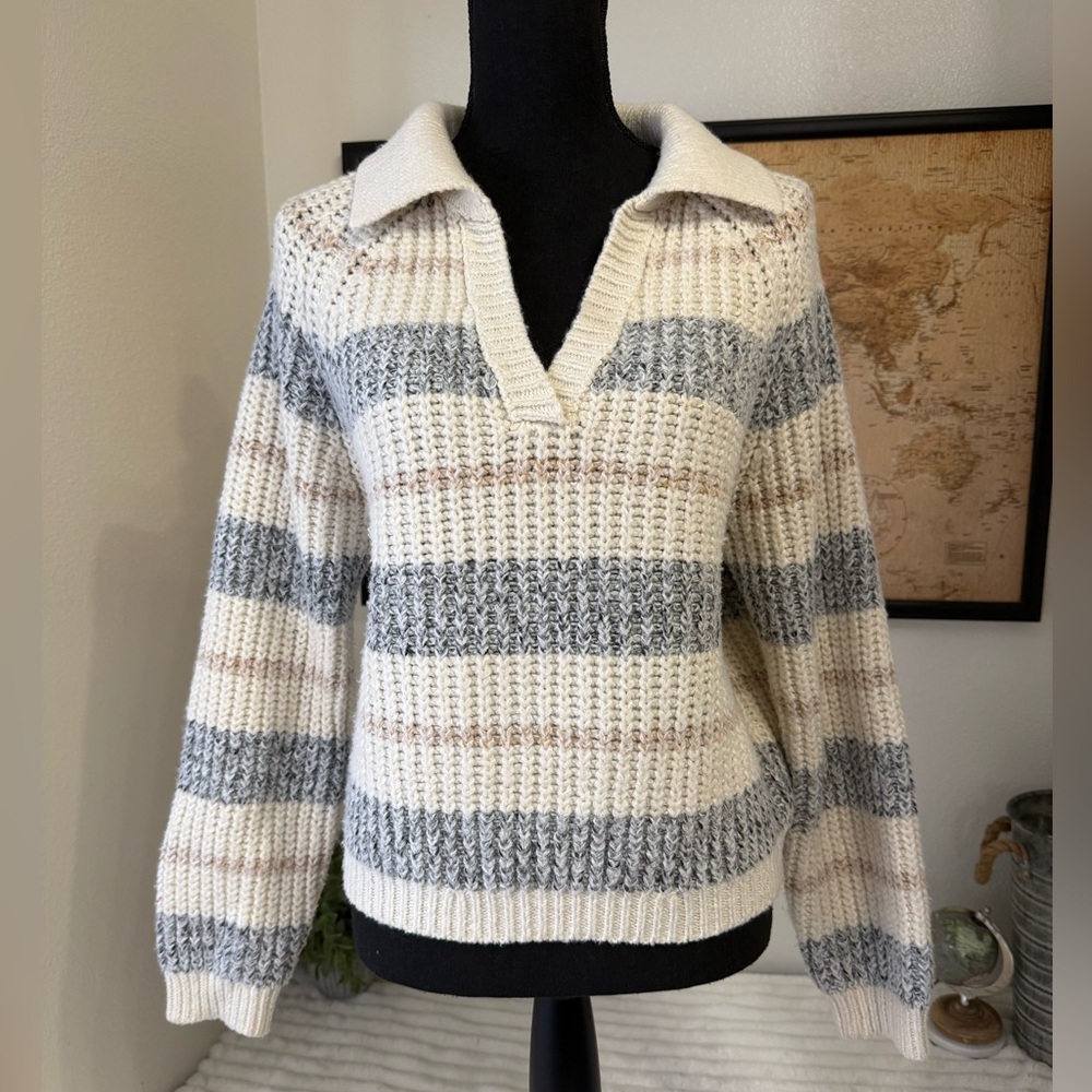 Universal Threads knit v-neck sweater size medium